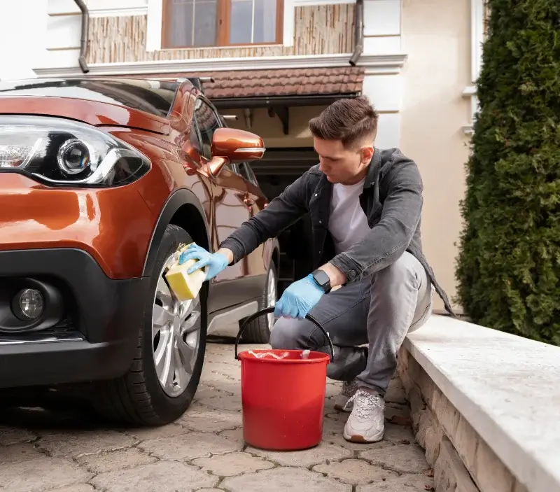 Lavage auto à domicile Sées : professionnel intervenant sur un véhicule